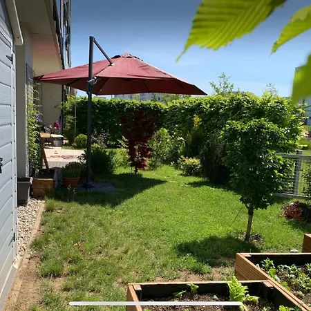 Urban Garden Retreat In South Lejlighed